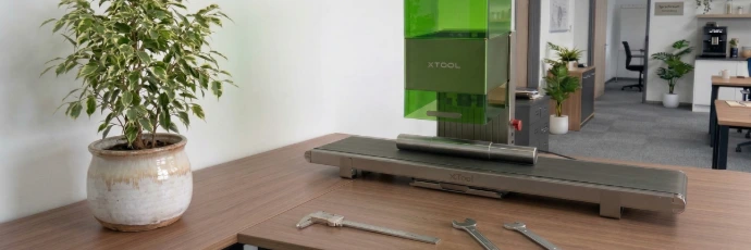 Laser graveer machine met transportband