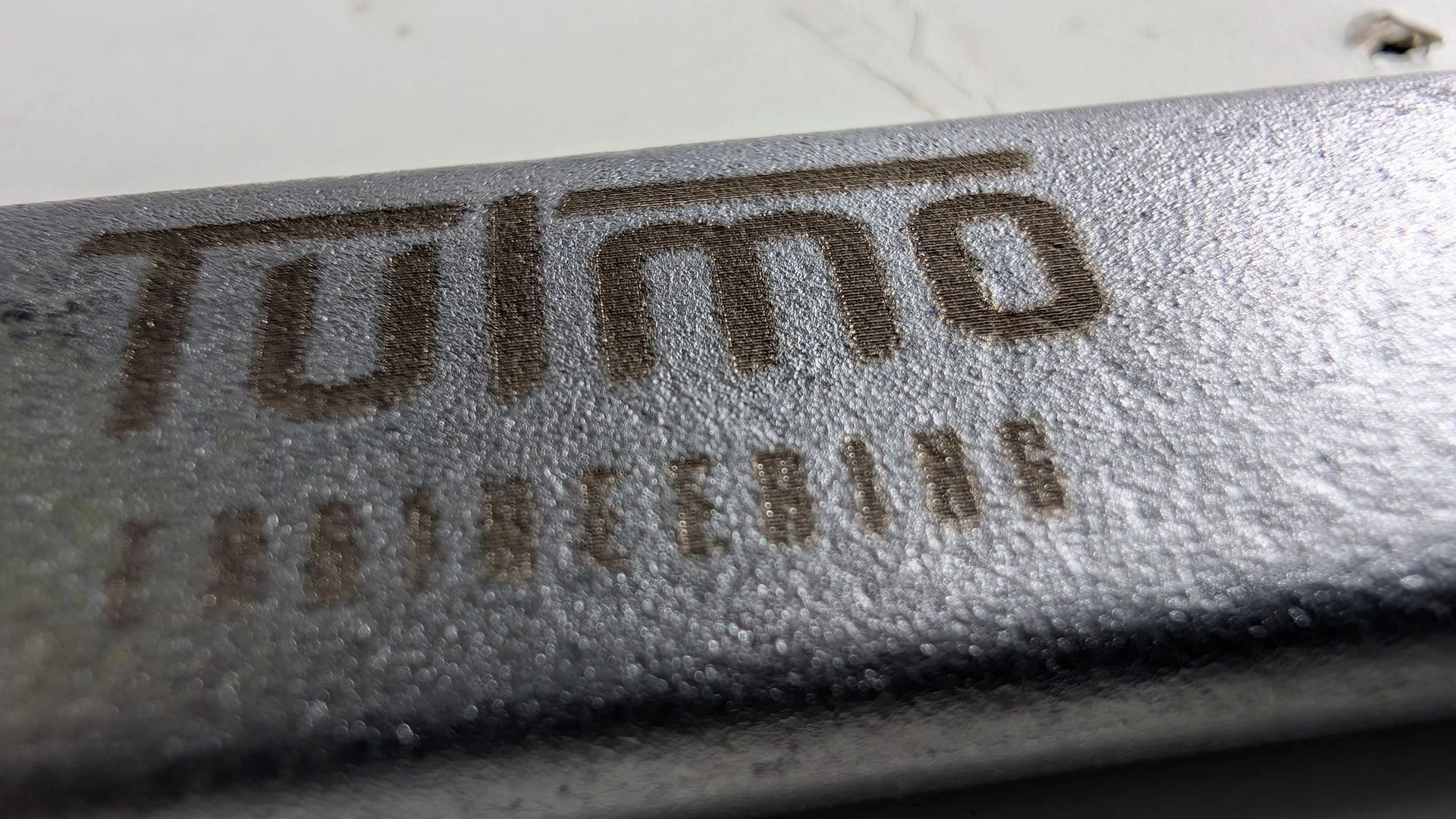 Tulmo logo detail op steeksleutel